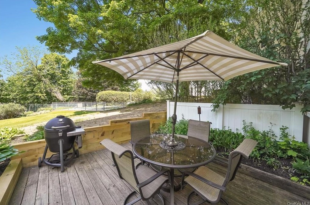 10 Waterview Est, Peekskill NY  10566-4437 exterior