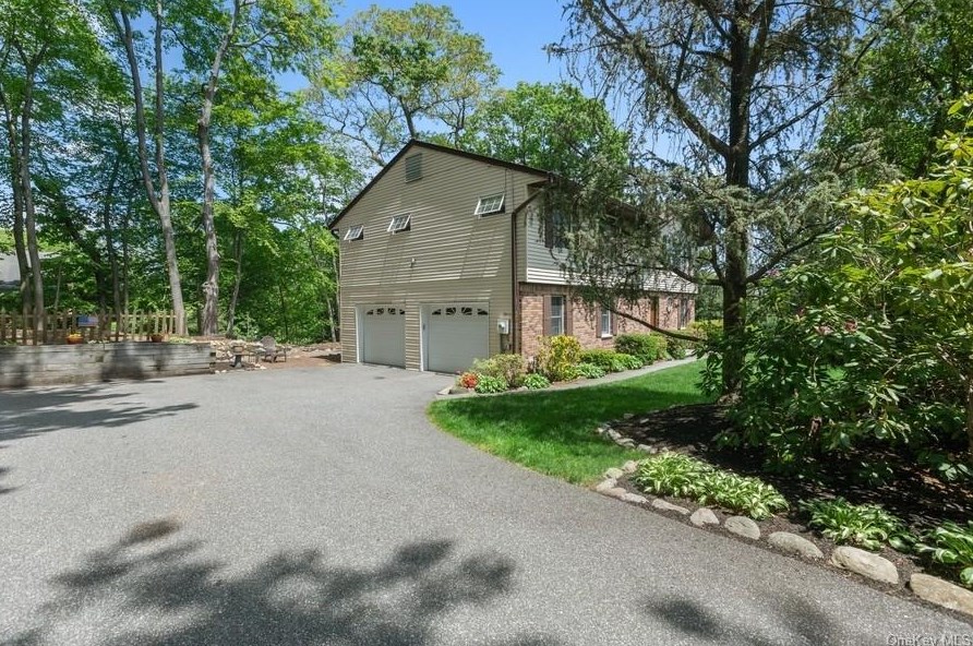 77 Sandra Ln, Chestnut Ridge, NY 10965-2838