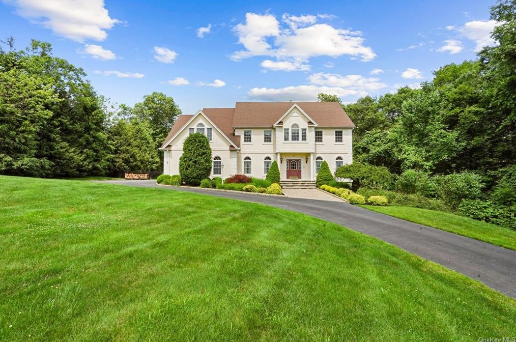 34 James Ct, Mahopac, NY 10541