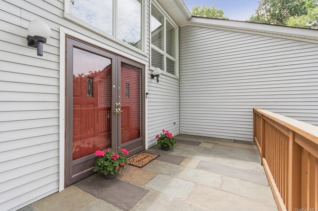 3 Elena Dr, Cortlandt Manor NY  10567-7011 exterior