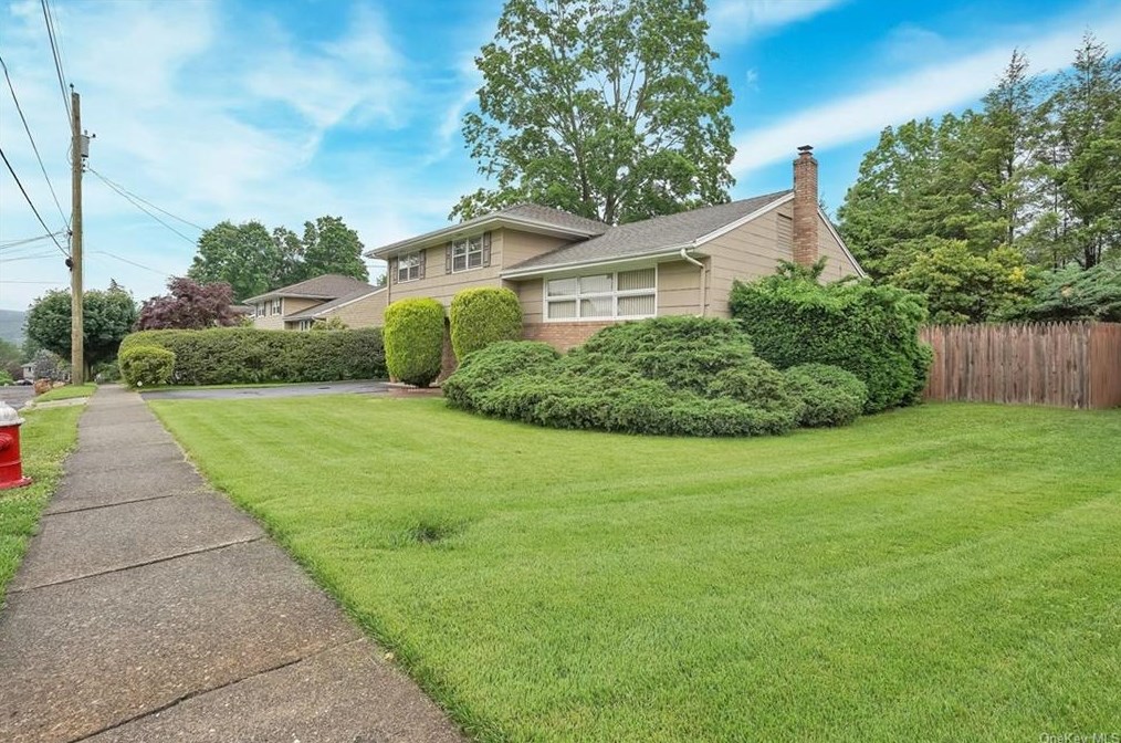 10 Crestwood Dr, Airmont, NY 10901