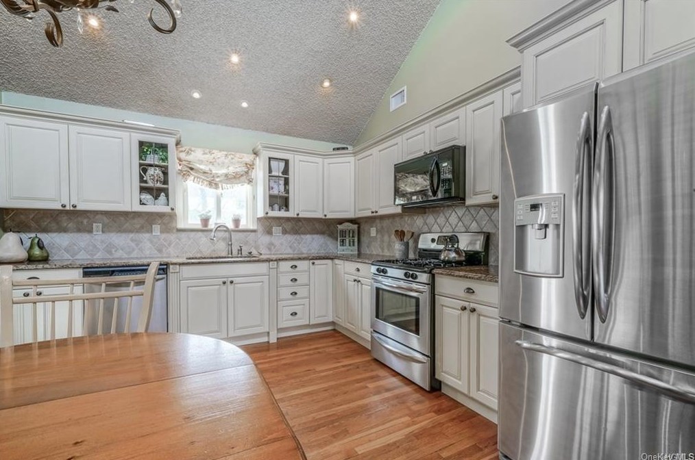 4 Brookside Dr, Mount Ivy, NY 10970