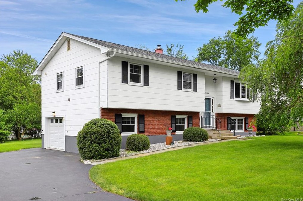 3136 Quinlan St, Yorktown Hgts, NY 10598