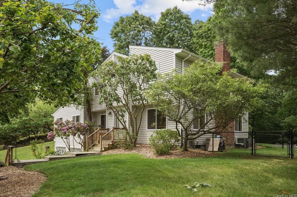 29 Sherwood Ridge Rd, Mount Ivy, NY 10970-3214