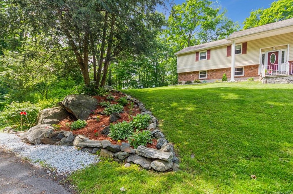 1318 Williams Dr, Shrub Oak, NY 10588