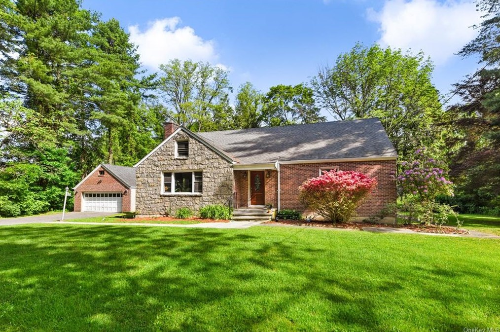19 Plumbrook Rd, Katonah, NY 10536-3120