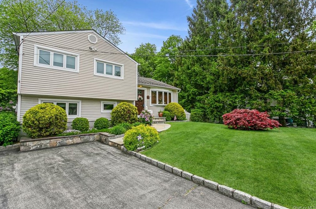 6 Forest Ct, Montrose, NY 10548-1301