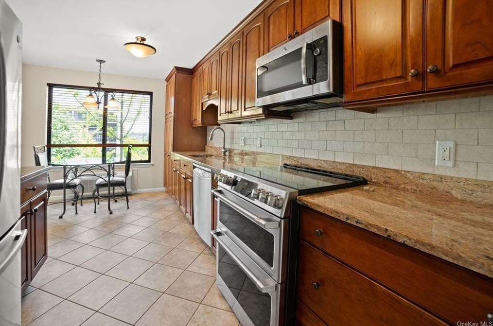 300 High Point Dr #512, Hartsdale, NY 10530