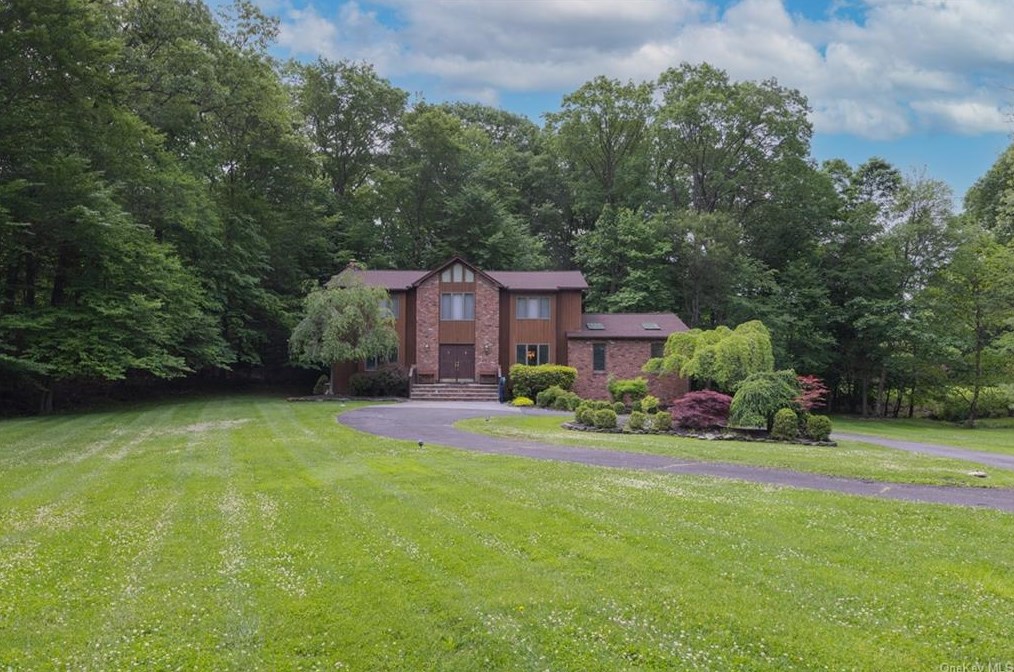 3 Oak Ridge Ct, Mount Ivy, NY 10970-2700