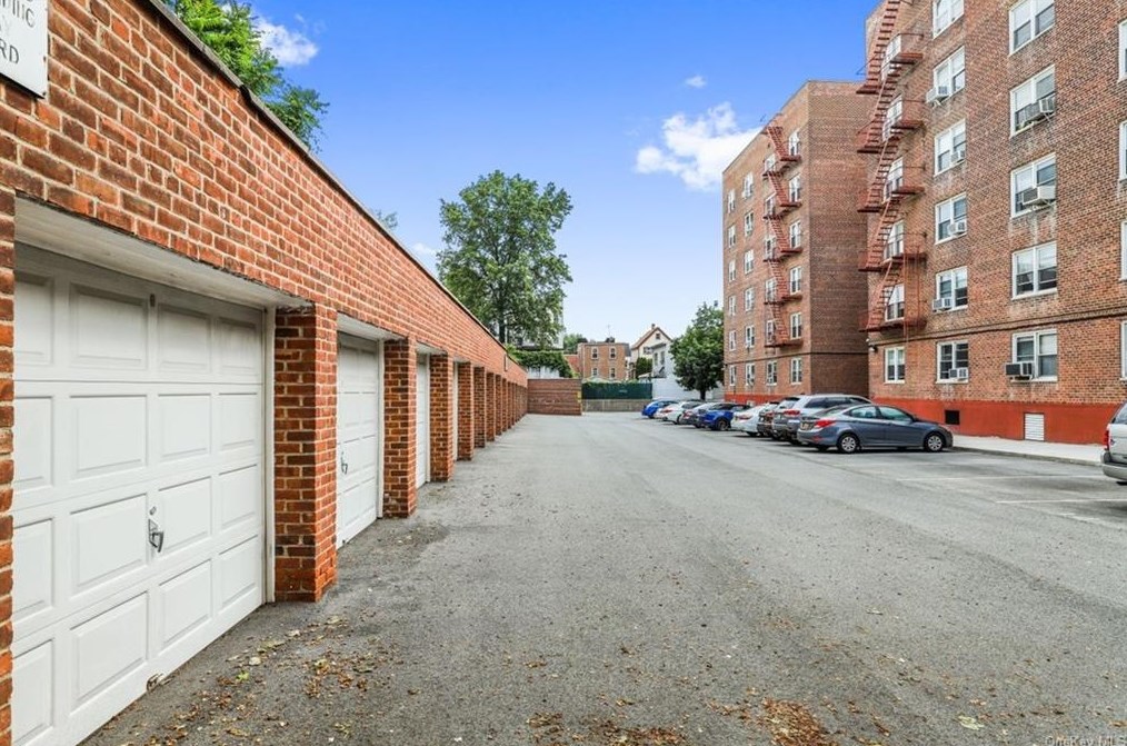 485 Bronx River Rd, Yonkers NY  10704-2552 exterior