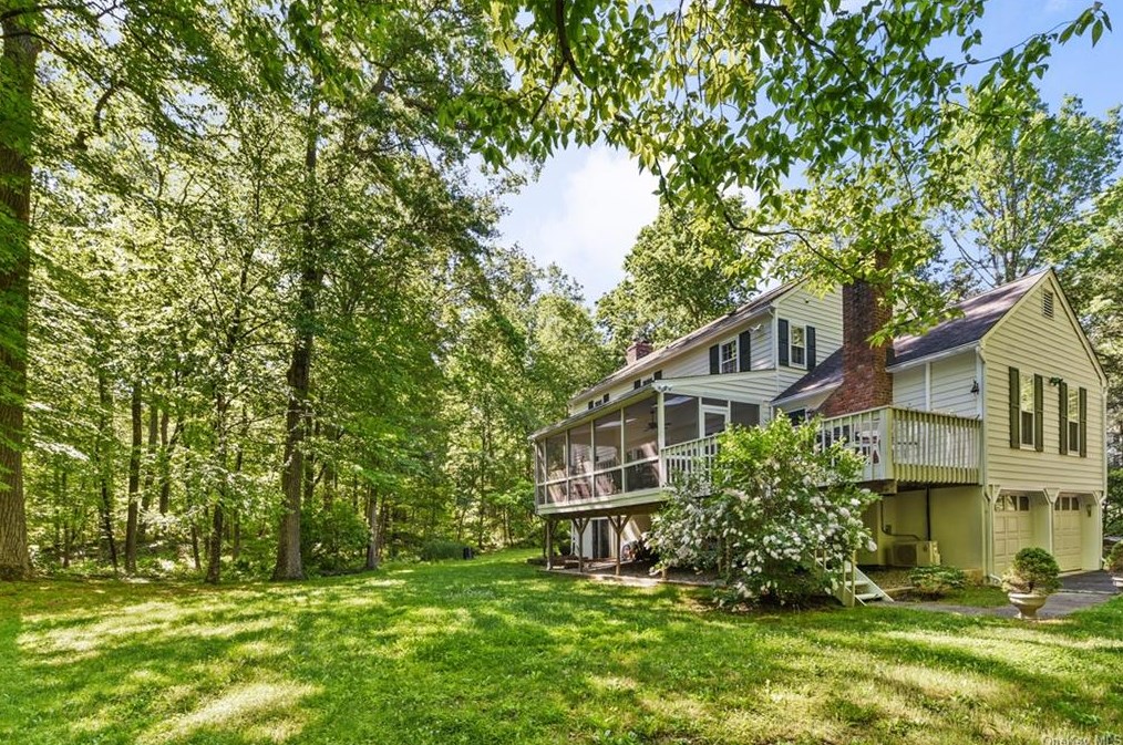 121 Brook Farm Rd E, Scotts Corners, NY 10576