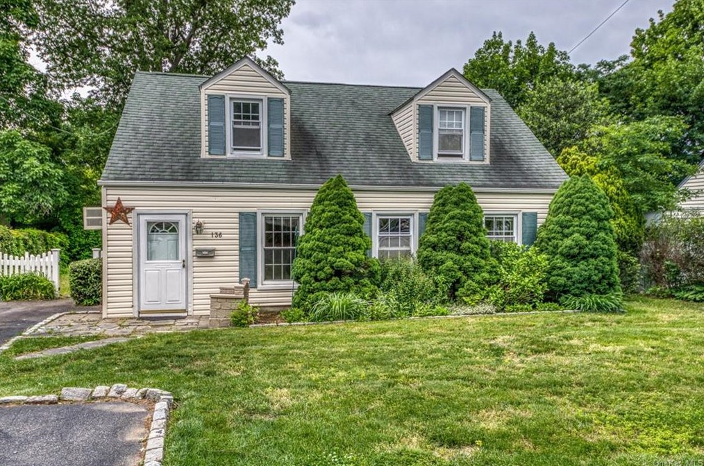 136 Jennifer Ln, Yonkers, NY 10710-1724