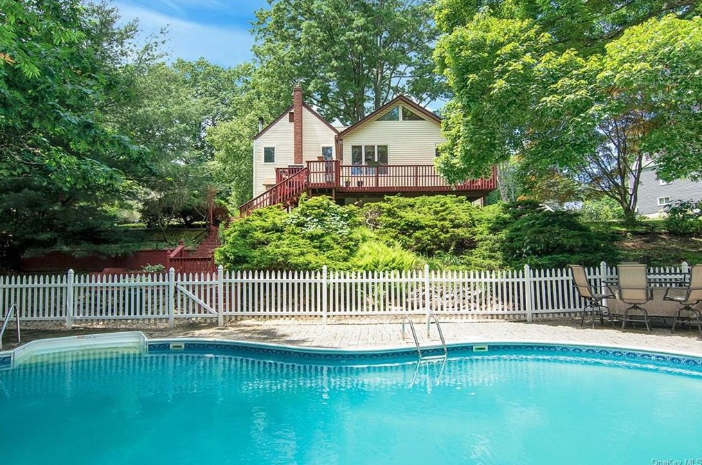 22 Retz Rd, Chestnut Ridge, NY 10965-1433