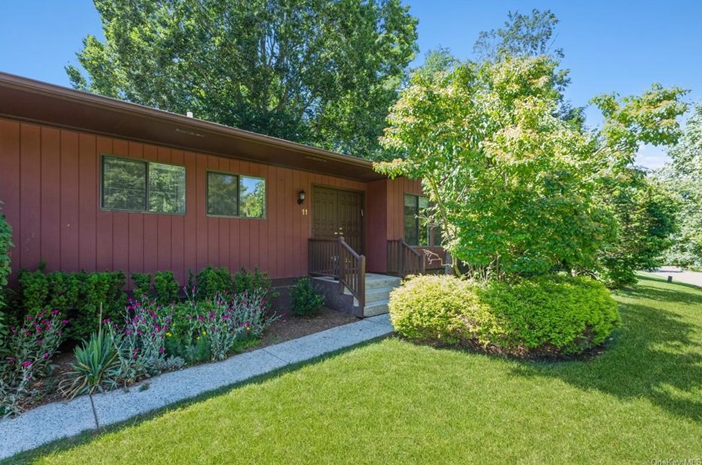 11 Inverness Dr, New City, NY 10956-5547