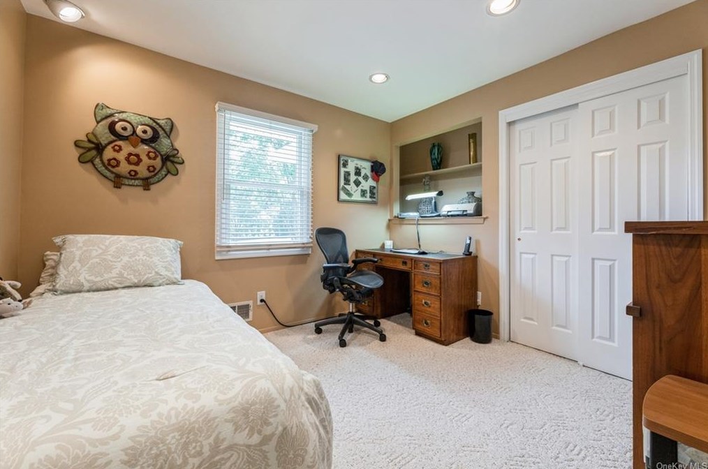 12 Meadow Ln, New City NY  10956-5408 exterior