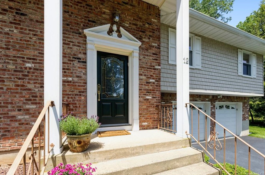 12 Meadow Ln, New City, NY 10956-5408