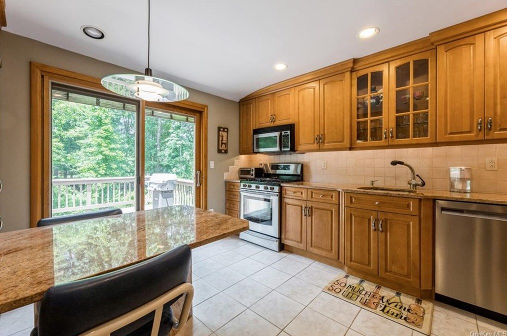 12 Meadow Ln, New City NY  10956-5408 exterior