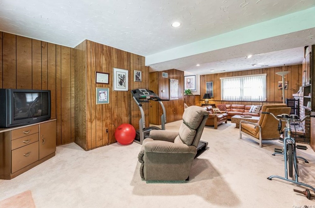 12 Meadow Ln, New City NY  10956-5408 exterior