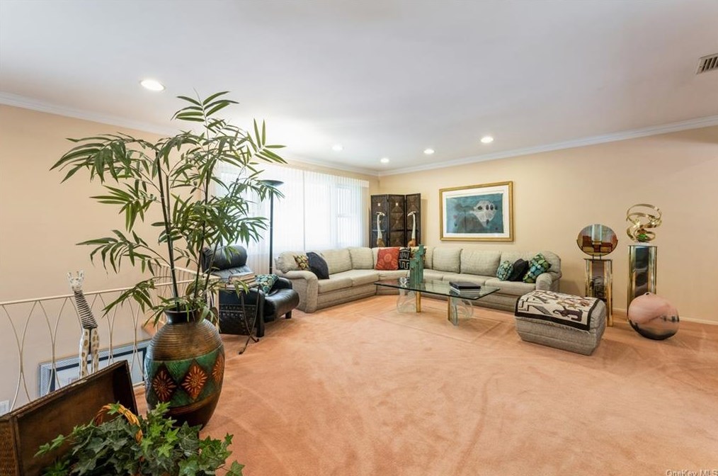 12 Meadow Ln, New City NY  10956-5408 exterior