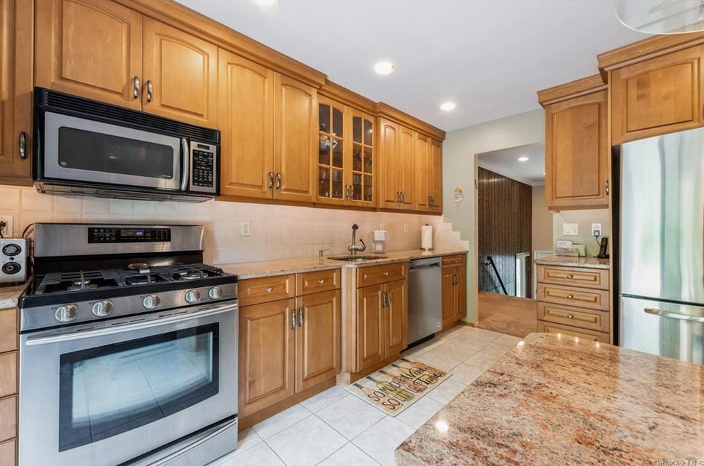 12 Meadow Ln, New City NY  10956-5408 exterior