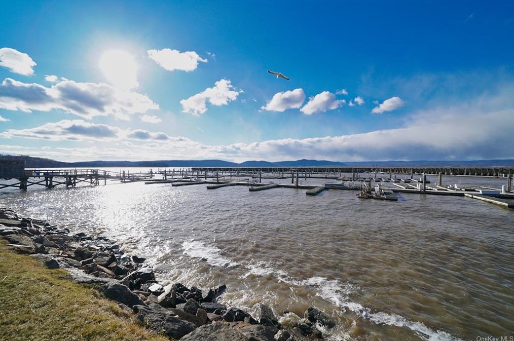 20 Half Moon Bay Dr, Croton On Hudson, NY 10520-3115