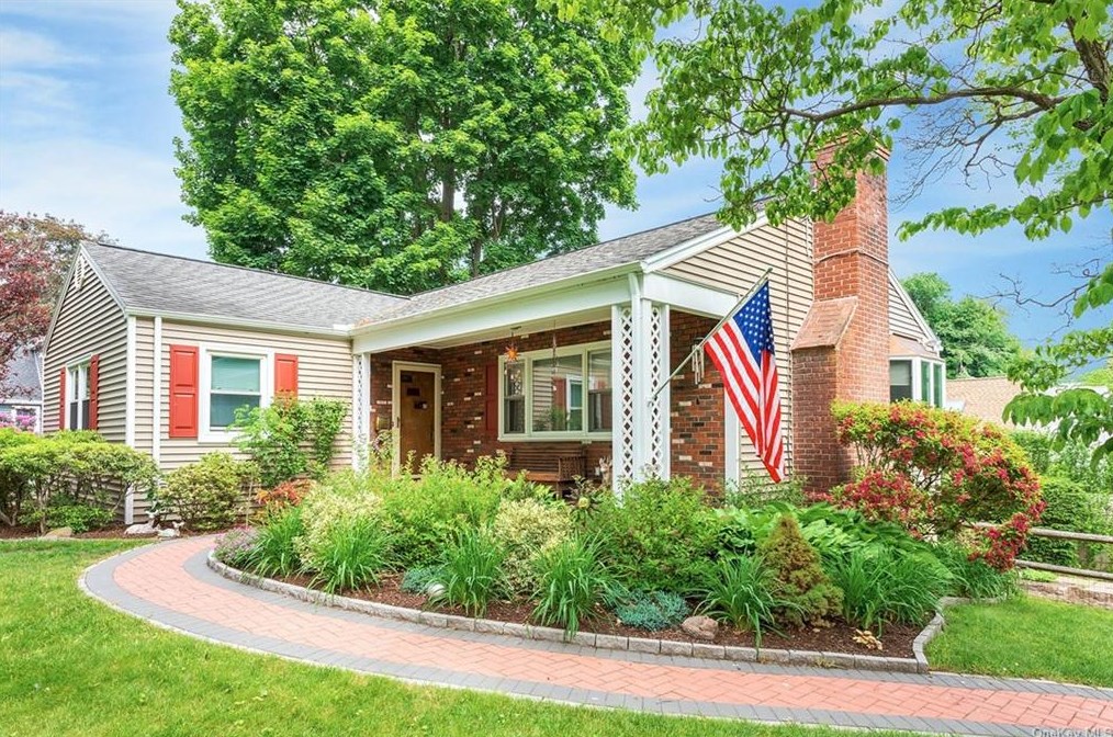 33 Chelsea St, Hawthorne, NY 10532