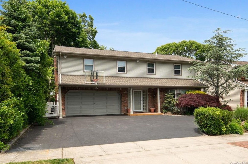 573 Gifford Ave, Rockville Centre, NY 11572-4610