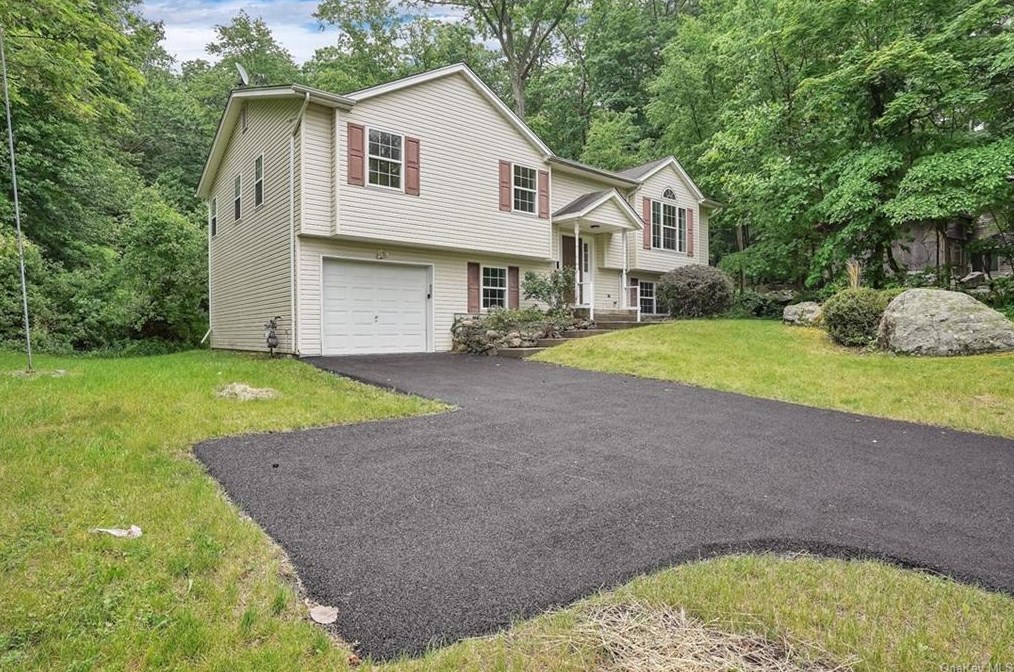 61 Clinton Rd, Tuxedo Park, NY 10987