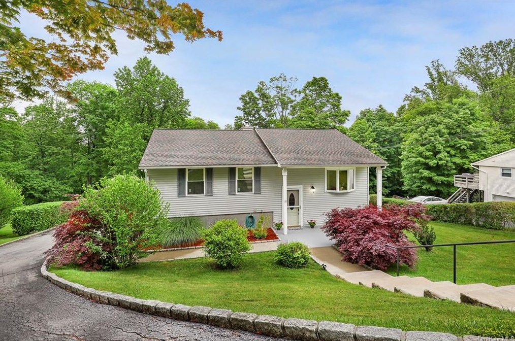 38 Perch Dr, Mahopac, NY 10541