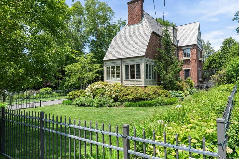 7 Sterling Rd, Harrison NY  10528-1403 exterior