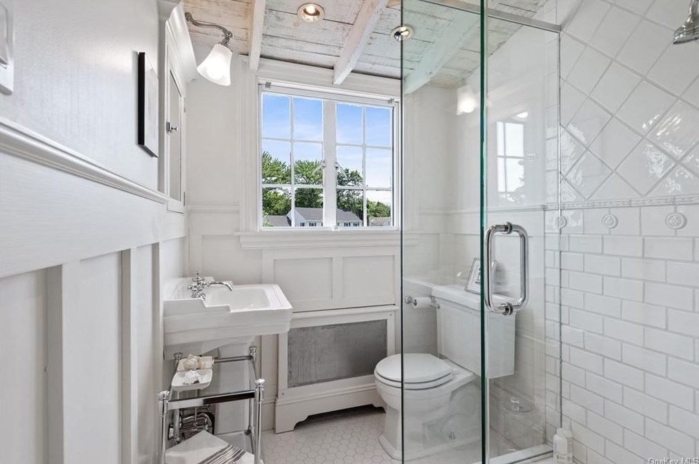 7 Sterling Rd, Harrison NY  10528-1403 exterior