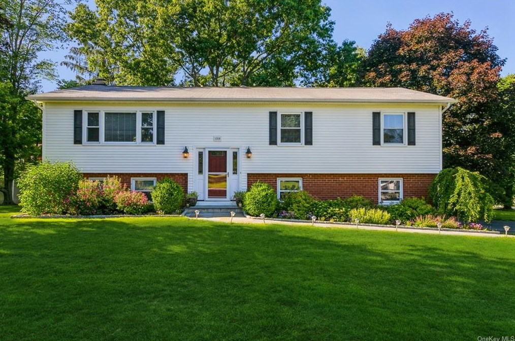 1310 Judy Rd, Mohegan Lake, NY 10547