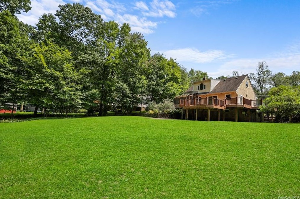 13 Brookview Blvd, Chestnut Ridge, NY 10977-6520
