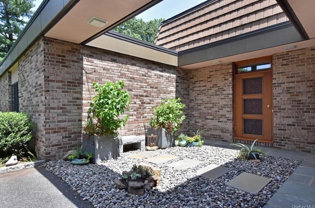 61 Field Ter, Irvington On Hudson, NY 10533-2609