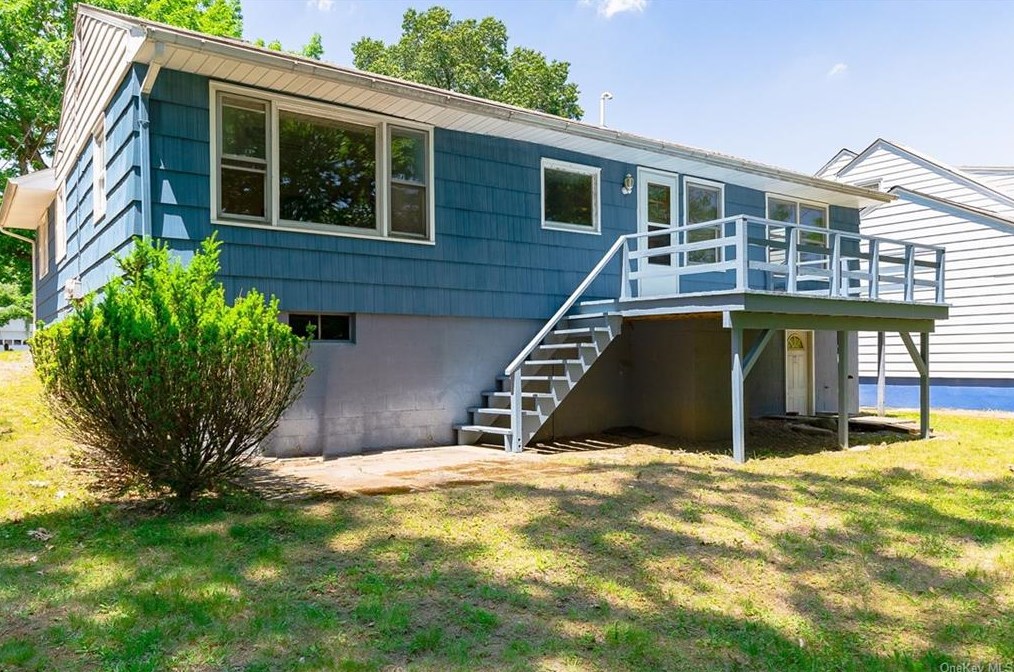 33 Wintergreen Ave, Newburgh, NY 12550-3027