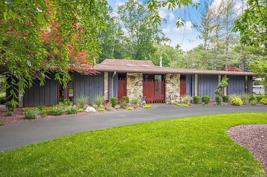 12 Chestnut Dr, Mount Ivy, NY 10970-2818