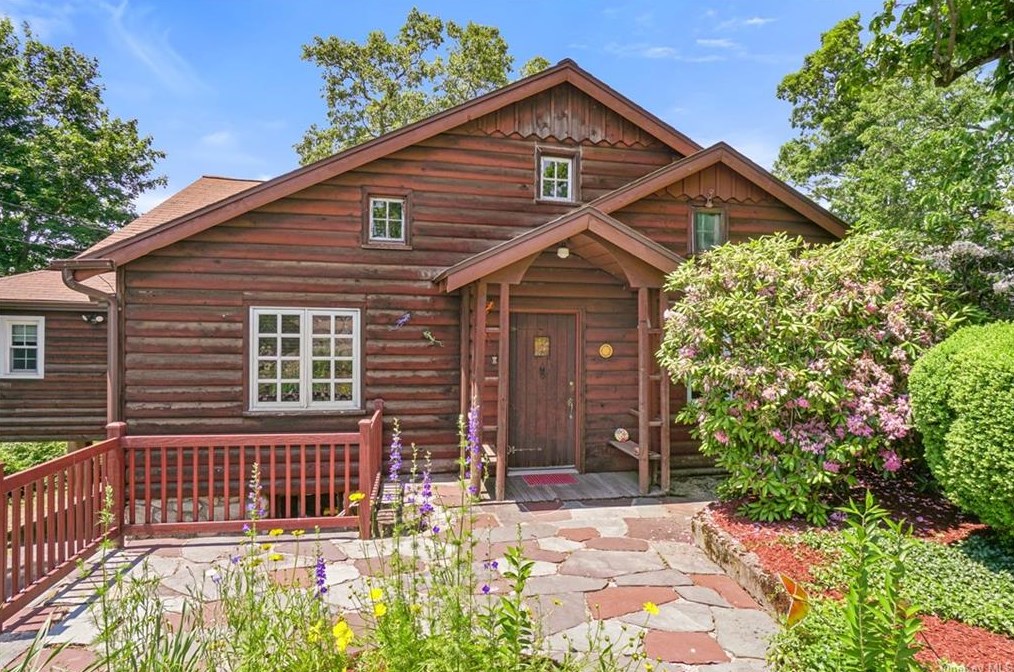 3463 Fenimore Ave, Mohegan Lake, NY 10547