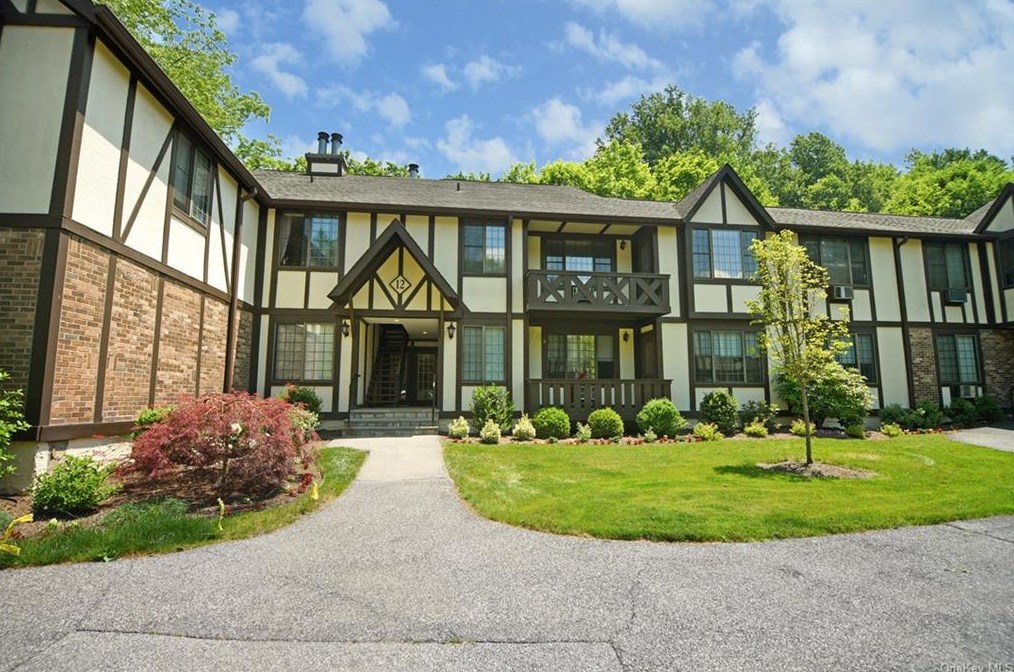 12 Foxwood Dr #2, Pleasantville, NY 10570