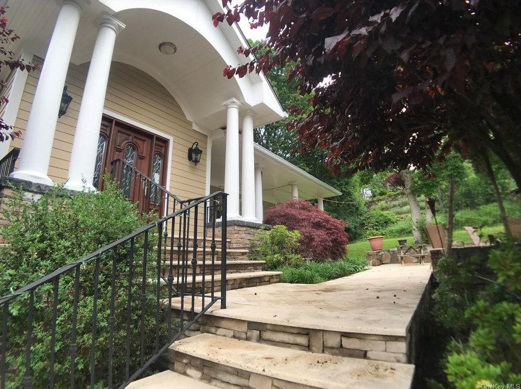 1307 Albany Post Rd, Croton On Hudson NY  10520-1568 exterior