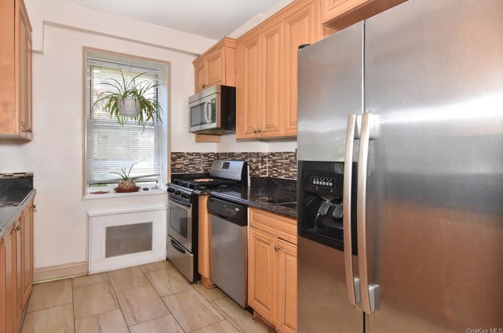 2 Sadore Ln, Yonkers, NY 10710-4835
