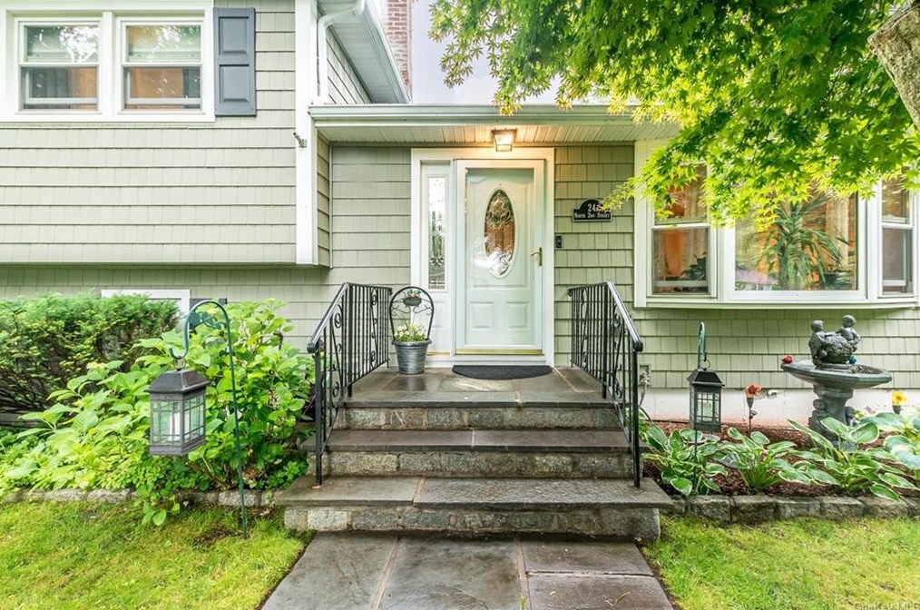 24 2nd St, Cortlandt Manor, NY 10567-5252