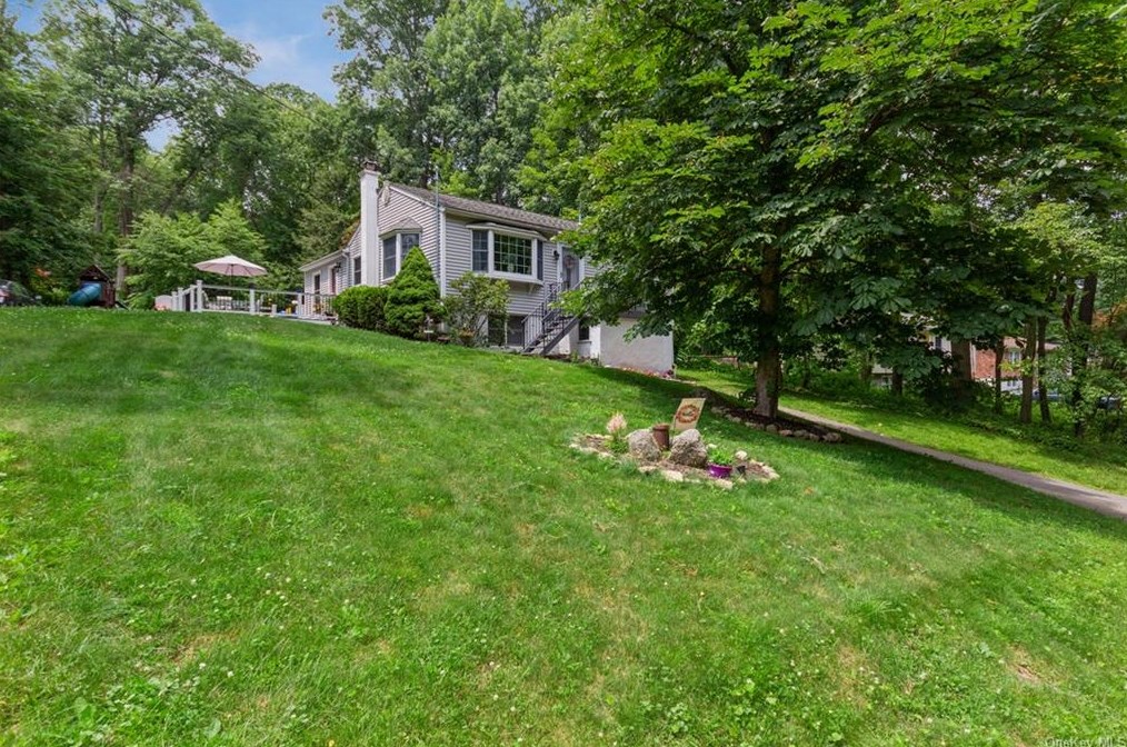 31 Pine Ln, Mahopac, NY 10541