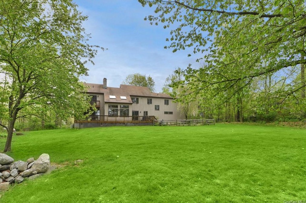 6 Quaker Hill Ct, Croton On Hudson NY  10520-3522 exterior