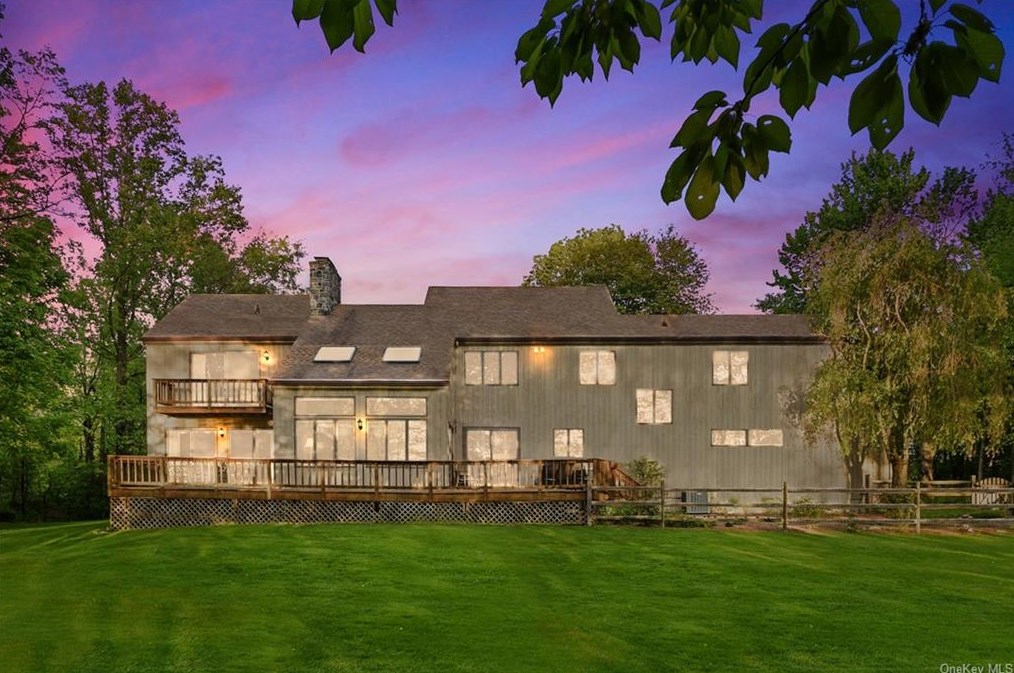 6 Quaker Hill Ct, Croton On Hudson NY  10520-3522 exterior