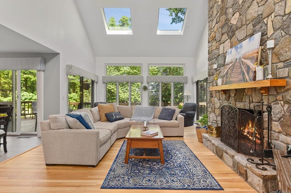 6 Quaker Hill Ct, Croton On Hudson NY  10520-3522 exterior