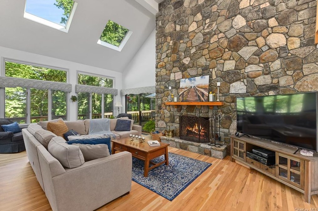 6 Quaker Hill Ct, Croton On Hudson NY  10520-3522 exterior