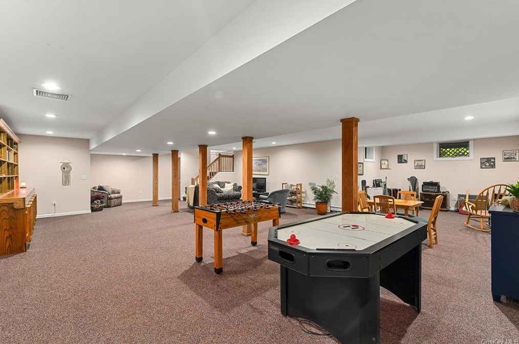 6 Quaker Hill Ct, Croton On Hudson NY  10520-3522 exterior