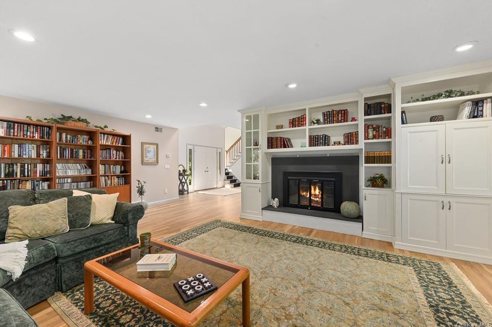 6 Quaker Hill Ct, Croton On Hudson NY  10520-3522 exterior