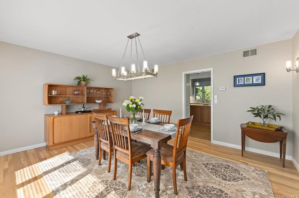 6 Quaker Hill Ct, Croton On Hudson NY  10520-3522 exterior