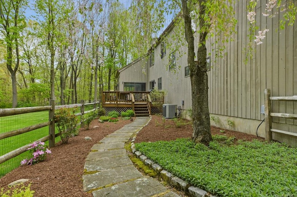 6 Quaker Hill Ct, Croton On Hudson NY  10520-3522 exterior